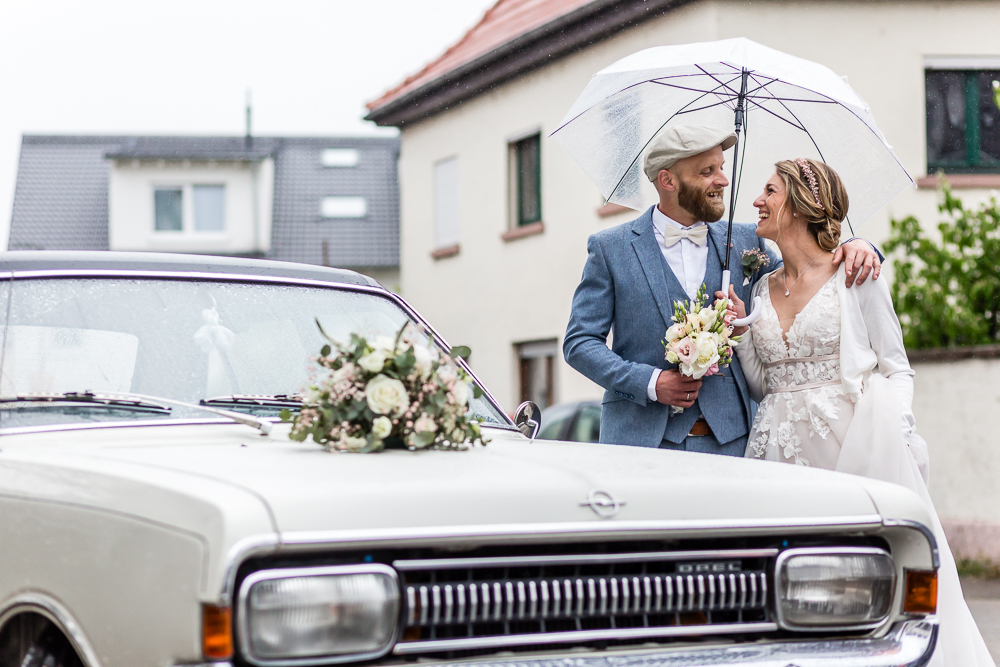 Paarshooting im Nieselregen bei der Hochzeit in Ilvesheim