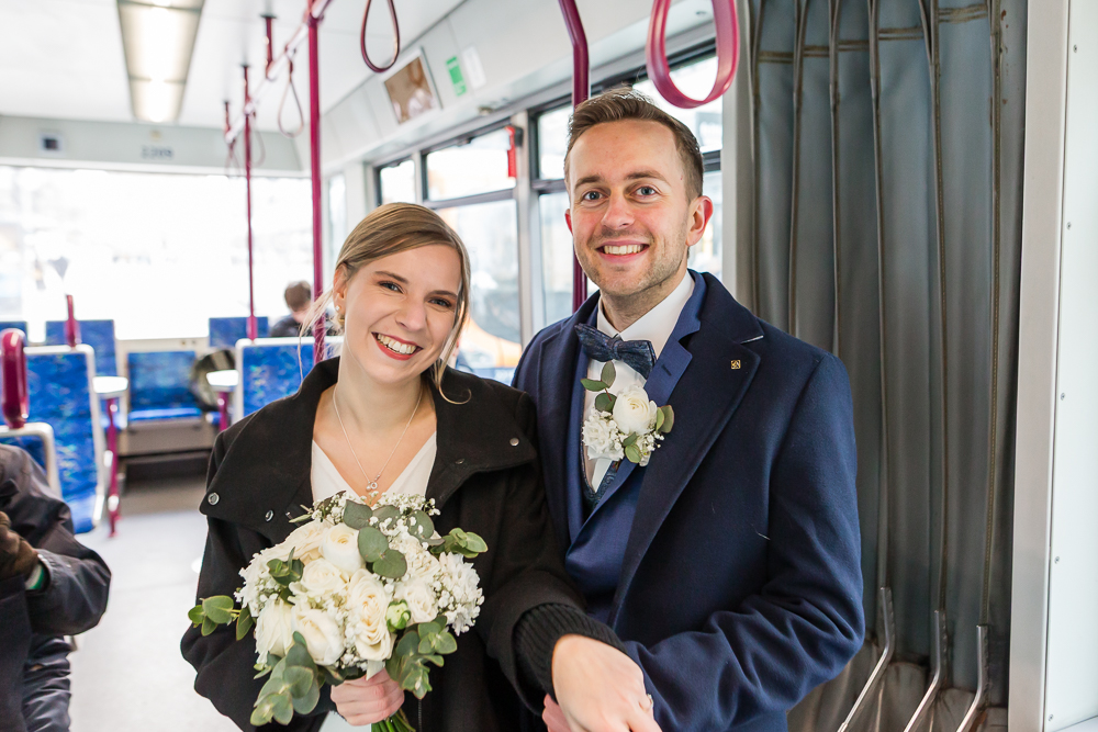 Winterhochzeit in Mannheim in Straßenbahn 